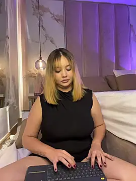 Snapshot of Angelina_velvett chatting on October 28, 10:34 pm Angelina velvett online show from October 28, 10:34 pm