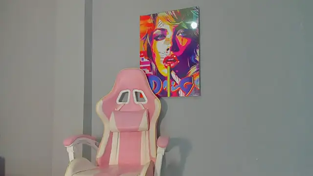 Snapshot of Athenea__fox chatting on December 22, 12:35 pm Athenea fox online show from December 22, 12:35 pm