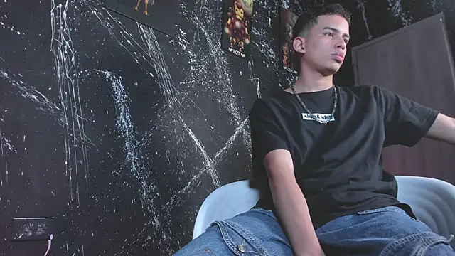 Snapshot of JuanSixx chatting on November 6, 8:32 pm JuanSixx online show from November 6, 8:32 pm