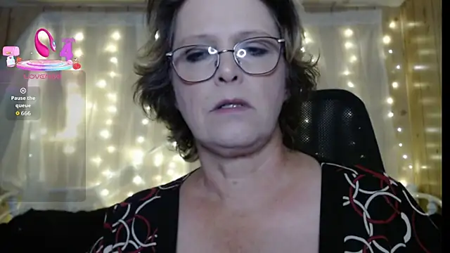 Snapshot of TrailerParkTracee chatting on October 29, 2:36 am TrailerParkTracee online show from October 29, 2:36 am