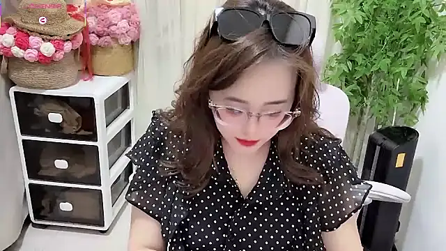 Snapshot of NEWONETO chatting on June 19, 1:59 pm NEWONETO online show from June 19, 1:59 pm