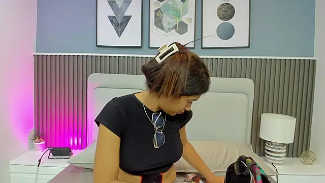 Snapshot of liz__cute chatting on November 1, 11:23 am liz cute online show from November 1, 11:23 am