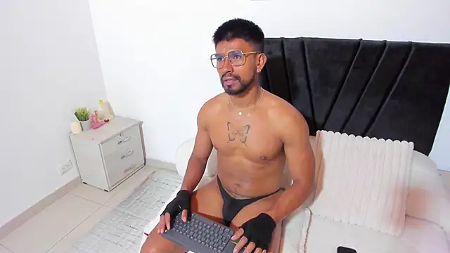 Taylormaccurdy  online show from October 25, 3:29 pm