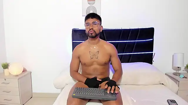 Taylormaccurdy  online show from November 6, 3:13 pm