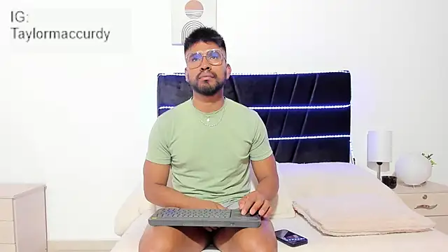 Taylormaccurdy  online show from January 17, 2:22 pm