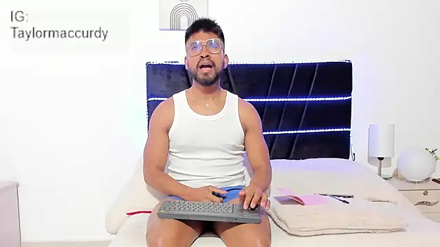 Taylormaccurdy  online show from January 19, 3:27 pm