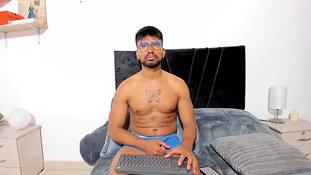 Taylormaccurdy  online show from February 28, 3:46 pm