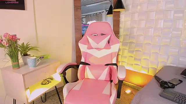 Scarlett Kiiss online show from February 4, 12:00 pm