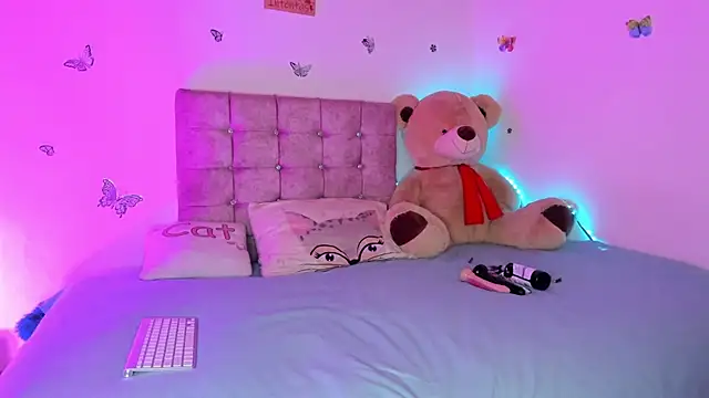 Snapshot of Lia_Roses3x chatting on December 4, 3:16 am Lia Roses3x online show from December 4, 3:16 am