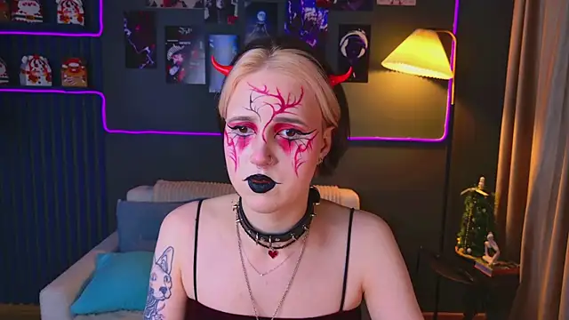 luna son online show from December 22, 9:45 pm