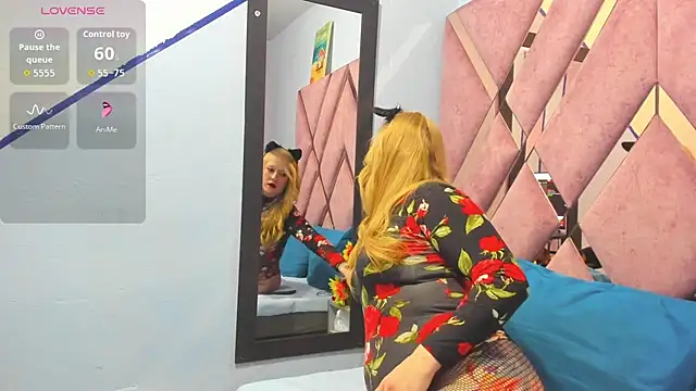 Snapshot of AliceCat_01 chatting on October 15, 12:00 am AliceCat 01 online show from October 15, 12:00 am