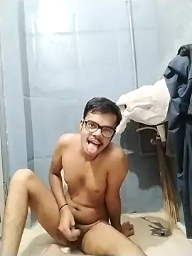 Snapshot of sexybobby13 chatting on October 17, 10:29 am sexybobby13 online show from October 17, 10:29 am