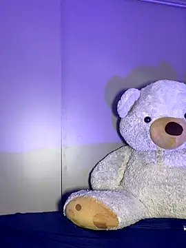 EmilyZuits online show from October 3, 8:50 pm