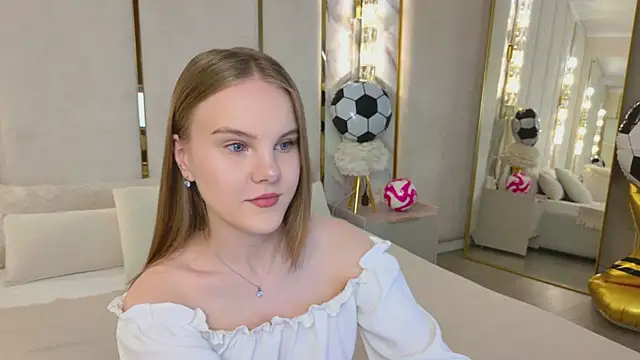 Snapshot of Lili_Lohan chatting on July 1, 5:09 am Lili Lohan online show from July 1, 5:09 am