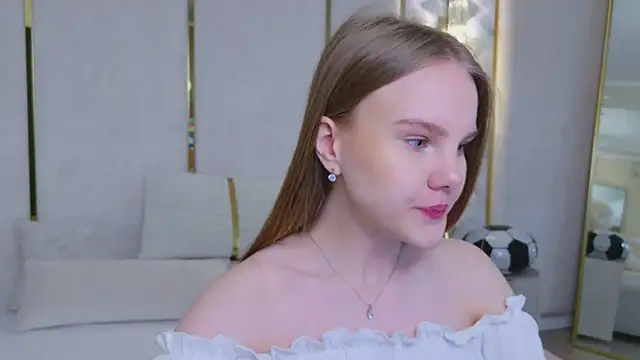 Snapshot of Lili_Lohan chatting on July 8, 5:01 am Lili Lohan online show from July 8, 5:01 am