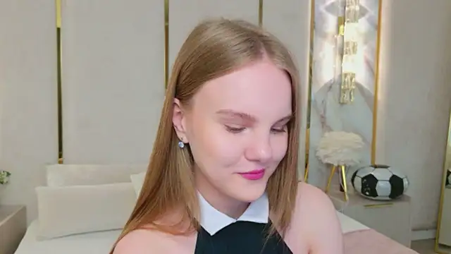 Snapshot of Lili_Lohan chatting on July 9, 5:11 am Lili Lohan online show from July 9, 5:11 am