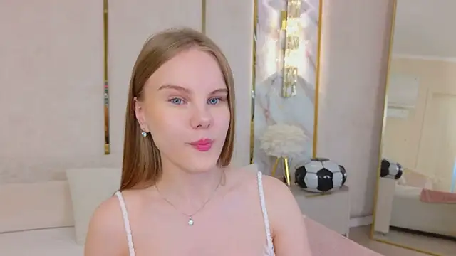 Snapshot of Lili_Lohan chatting on July 11, 5:10 am Lili Lohan online show from July 11, 5:10 am