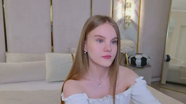 Snapshot of Lili_Lohan chatting on July 13, 5:10 am Lili Lohan online show from July 13, 5:10 am