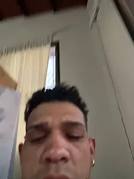 Snapshot of Valentino-elTuyo chatting on February 6, 10:51 am Valentino-elTuyo online show from February 6, 10:51 am