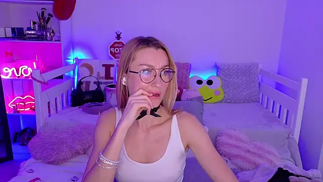 MysticRoxanne online show from December 3, 7:27 am