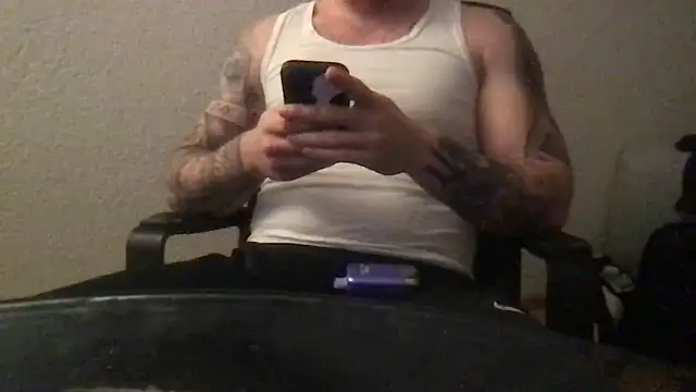 Snapshot of TheGreatWhite33 chatting on April 30, 12:22 pm TheGreatWhite33 online show from April 30, 12:22 pm