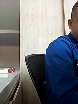 Roberto27051 online show from October 4, 8:40 pm