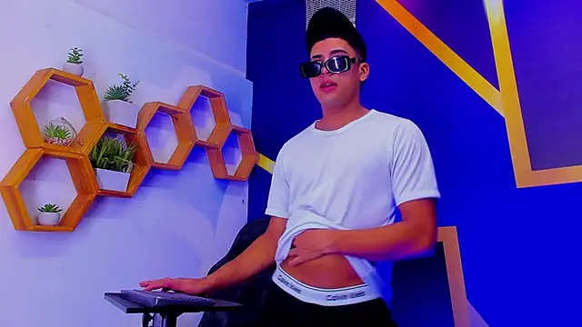 Snapshot of The_Boy_King chatting on October 22, 2:06 pm The Boy King online show from October 22, 2:06 pm