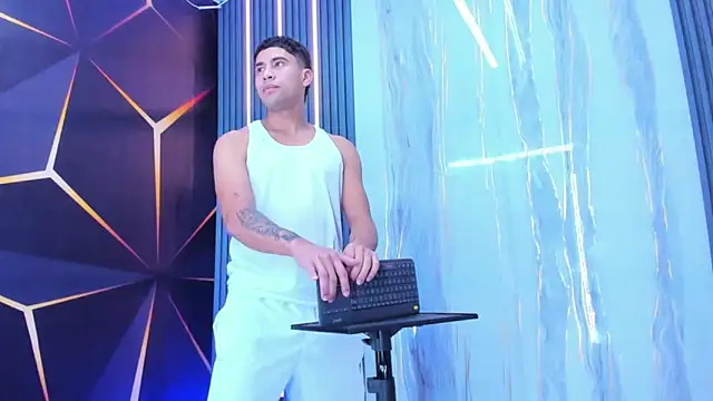 Snapshot of The_Boy_King chatting on December 13, 7:53 pm The Boy King online show from December 13, 7:53 pm