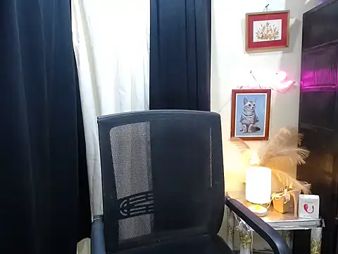 Snapshot of Kylaanne chatting on November 11, 1:16 am Kylaanne online show from November 11, 1:16 am