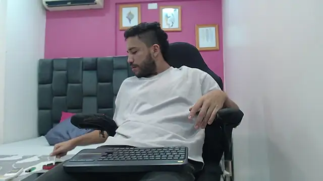 Juan FelipeX01 online show from October 20, 4:51 pm