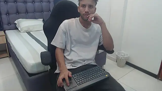 Juan FelipeX01 online show from November 18, 4:00 pm