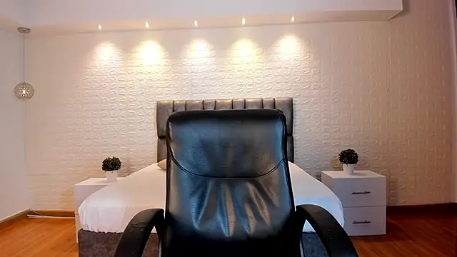 VenusCooper online show from March 27, 5:45 pm