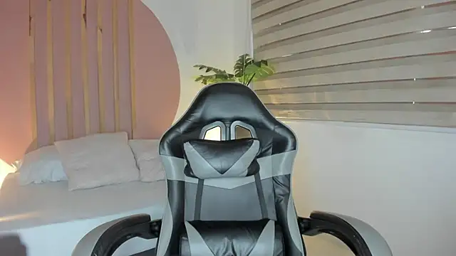 Snapshot of mia_curry chatting on October 13, 7:03 pm mia curry online show from October 13, 7:03 pm