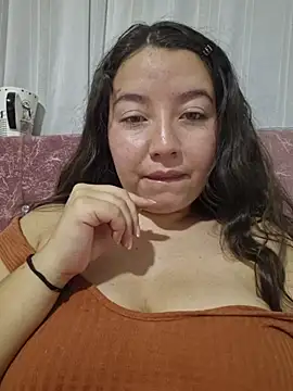 Snapshot of annyaparis chatting on February 6, 12:26 am annyaparis online show from February 6, 12:26 am