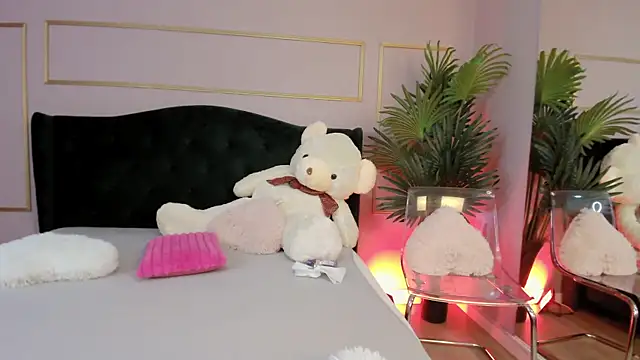 KirraWhite online show from October 9, 5:16 am