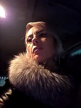 KirraWhite online show from December 19, 4:30 am