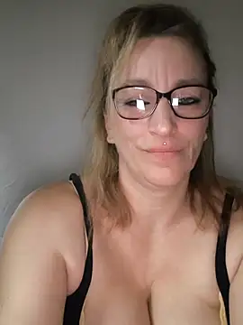 Snapshot of Fifi83Bell chatting on March 28, 2:49 pm Fifi83Bell online show from March 28, 2:49 pm