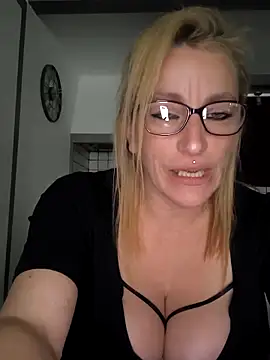 Snapshot of Fifi83Bell chatting on April 13, 2:44 pm Fifi83Bell online show from April 13, 2:44 pm