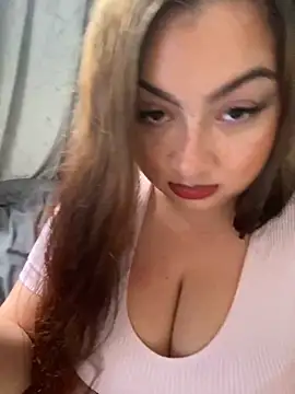 Snapshot of MadelineLeah chatting on June 15, 6:43 pm MadelineLeah online show from June 15, 6:43 pm