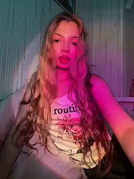  Siennaaa  online show from March 1, 9:50 pm