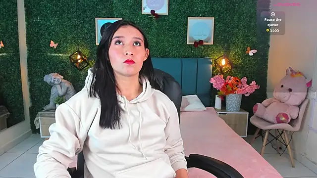 Rubyvixxen  online show from October 22, 3:18 am