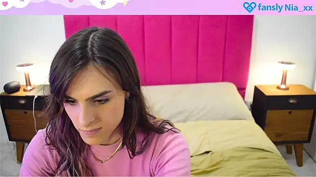 Snapshot of estrogen_nia chatting on October 5, 6:39 pm estrogen nia online show from October 5, 6:39 pm