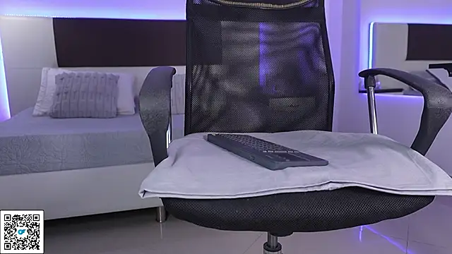 DanteeStone online show from April 14, 8:15 pm