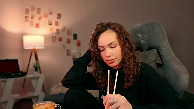 branchwithflowerss online show from October 15, 11:43 am