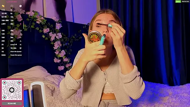 JulieLupo online show from October 28, 6:06 am