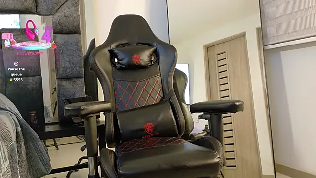 Snapshot of johnjaguar1_ chatting on October 9, 1:03 am johnjaguar1 online show from October 9, 1:03 am