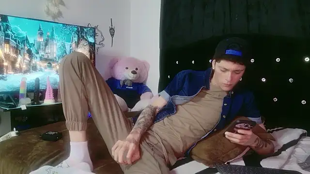 Tyler cat online show from December 4, 3:49 am