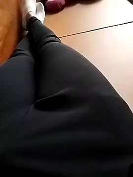 Snapshot of Lili_2love chatting on November 7, 12:21 am Lili 2love online show from November 7, 12:21 am