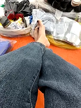 Snapshot of Lili_2love chatting on November 17, 1:00 am Lili 2love online show from November 17, 1:00 am