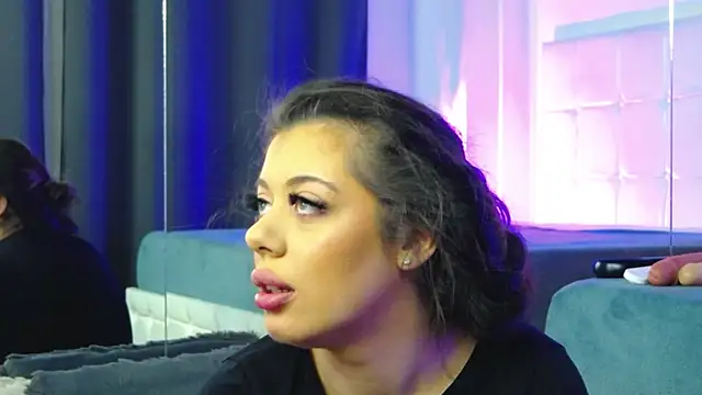 BellaDavey online show from October 4, 7:56 pm